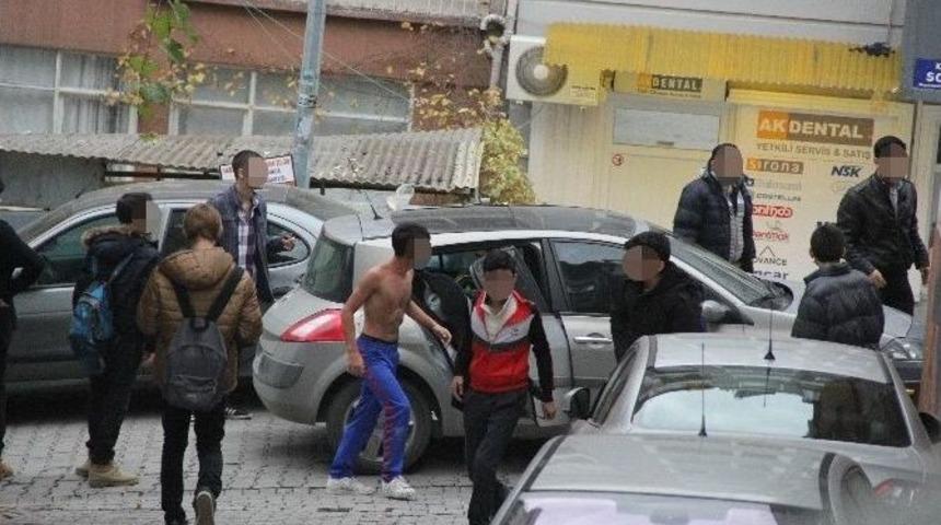 &Ouml;ğrenciler Kavga Etti: 1 Yaralı