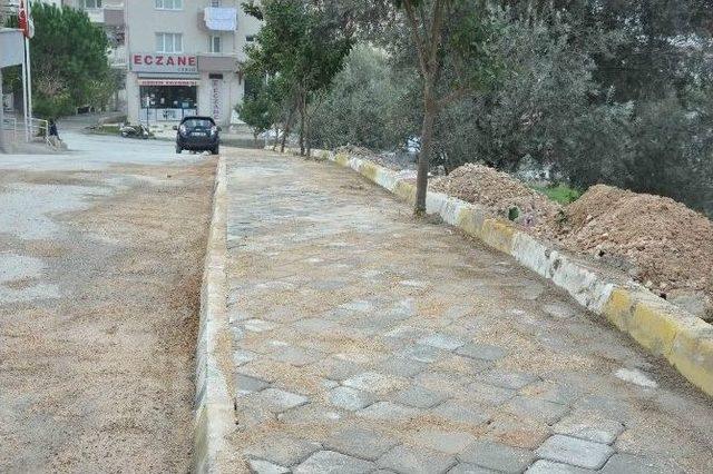 Kuşadası’nda Yol Ve Kaldırım Çalışmaları