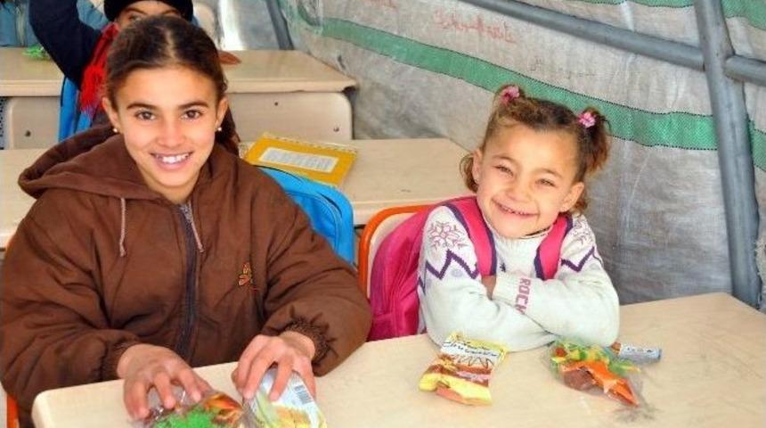 &Ccedil;adır Kentteki Minik Engeliler Oyuncaklarla Sevindirildi