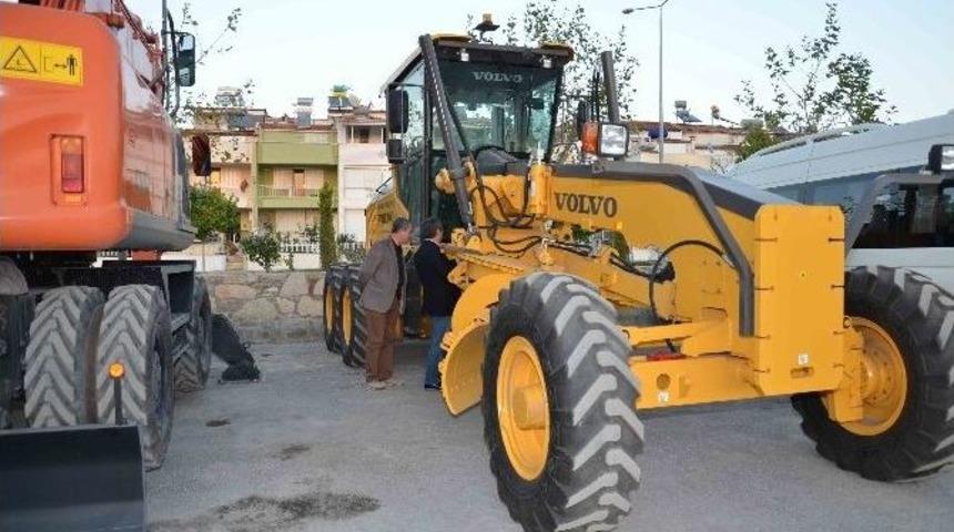Kuşadası&rsquo;na Yeni İş Makineleri Alındı
