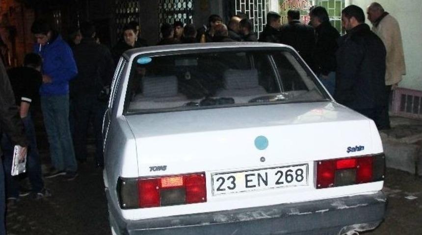 17 Yaşındaki S&uuml;r&uuml;c&uuml; Kaldırıma &Ccedil;ıktı: 2 Yaralı