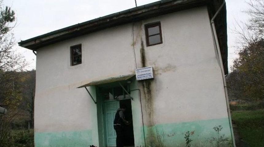 200 Yıllık Tarihi Camide &Ccedil;&ouml;kme Tehlikesi