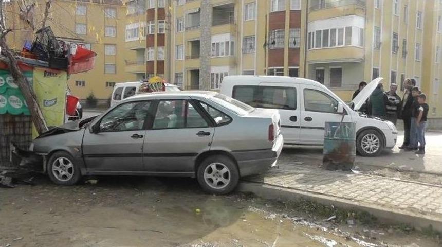 Kulu&rsquo;da Kamyonetle Otomobil &Ccedil;arpıştı: 3 Yaralı