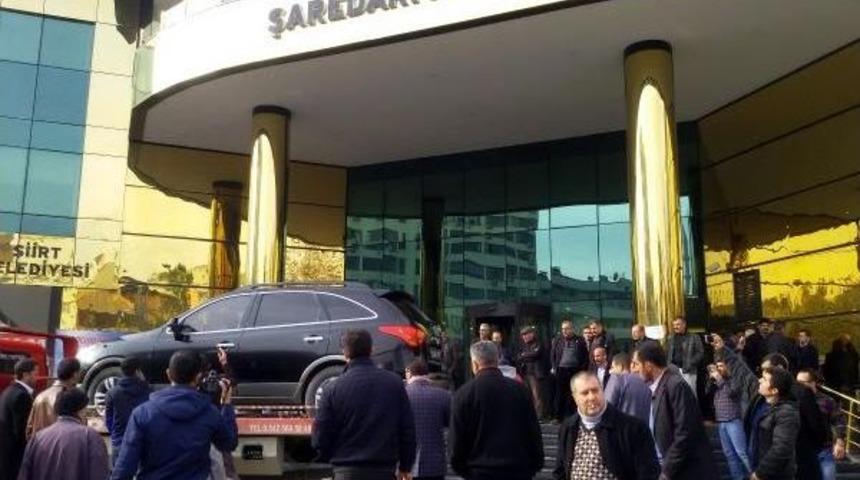 Siirt Belediye Başkanı Bakırhan'ın Makam Aracının Lastikleri Kesildi