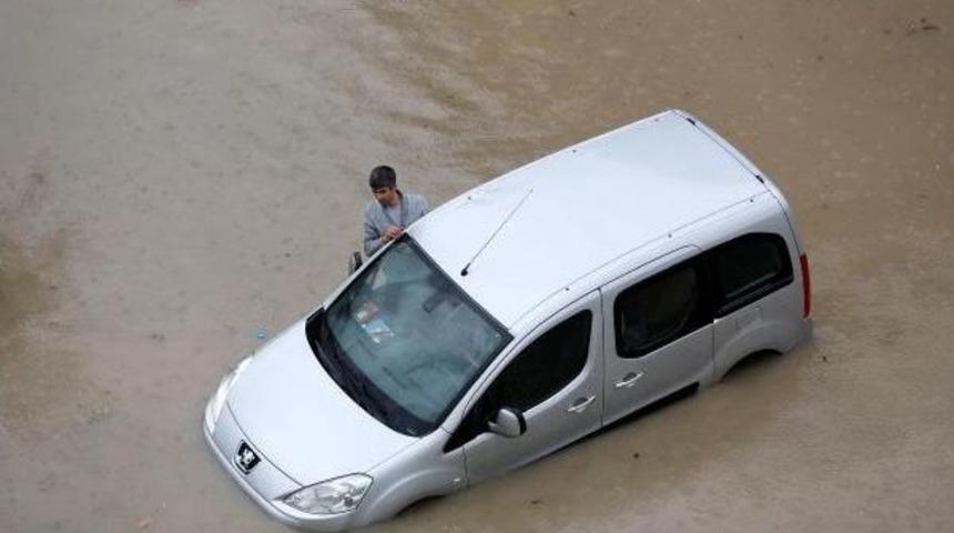 Antalya'da Şiddetli Yağış Yaşamı Fel&ccedil; Etti, Okullar Tatil (3)