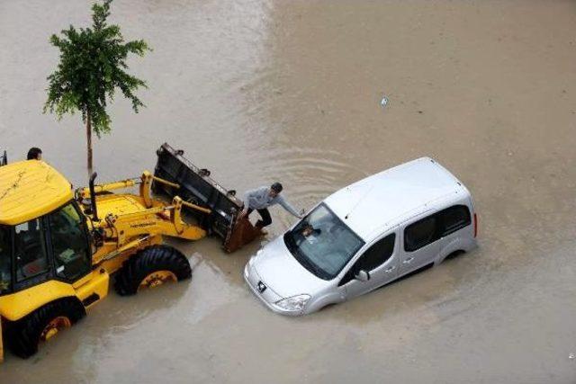 Antalya'da Şiddetli Yağış Yaşamı Felç Etti, Okullar Tatil (3)