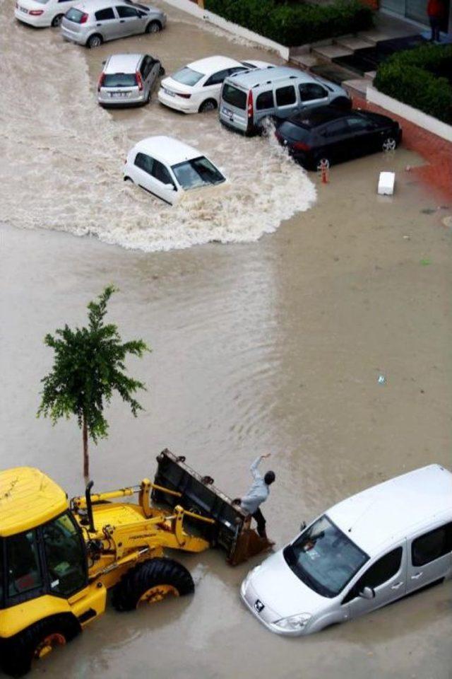 Antalya'da Şiddetli Yağış Yaşamı Felç Etti, Okullar Tatil (3)