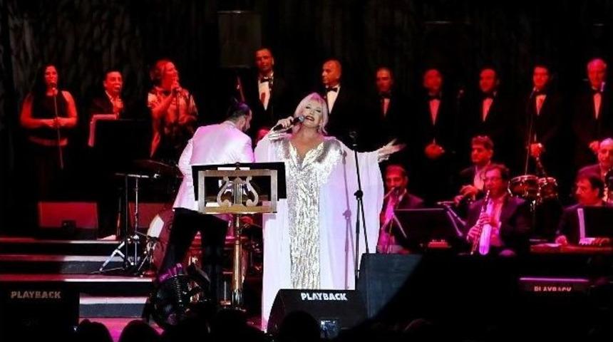 Emel Sayın, Miniklerle &ldquo;mavi Boncuk&rdquo;u Seslendirdi