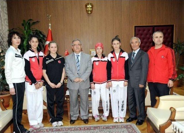 Vali Nayir’dan Başarılı Sporculara Ödül