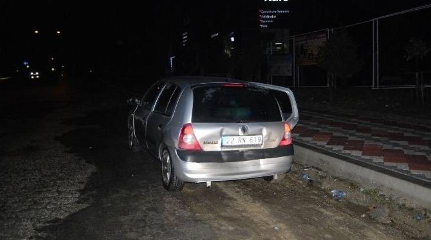 Kırmızı Işıkta Duran Otomobile Arkadan Vurup Ka&ccedil;tı