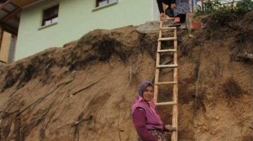 Evlerine İskele İle İnip &Ccedil;ıkıyorlar