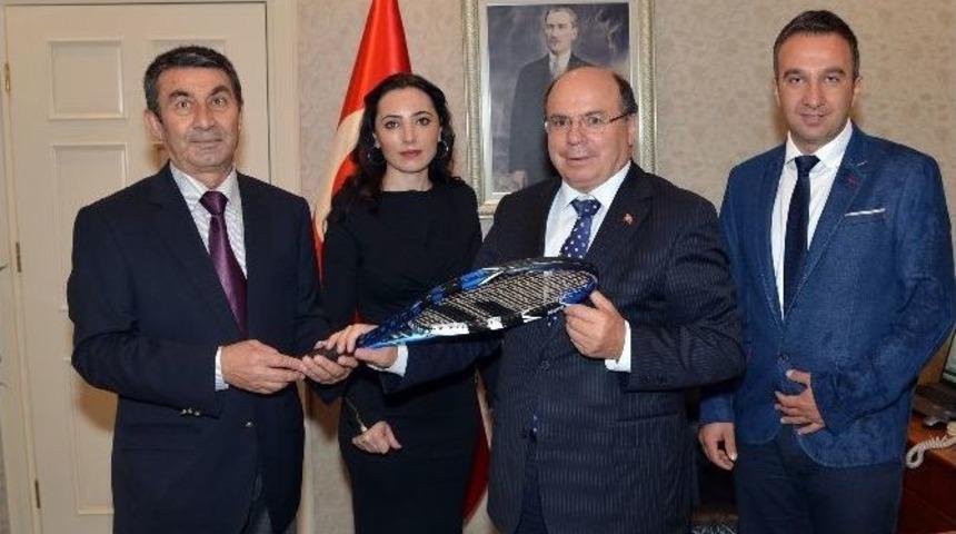 Tenis&ccedil;ilerden Tenis&ccedil;i Valiye Ziyaret