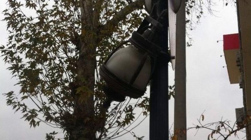 Zarar G&ouml;ren Lambalar Bakım Bekliyor