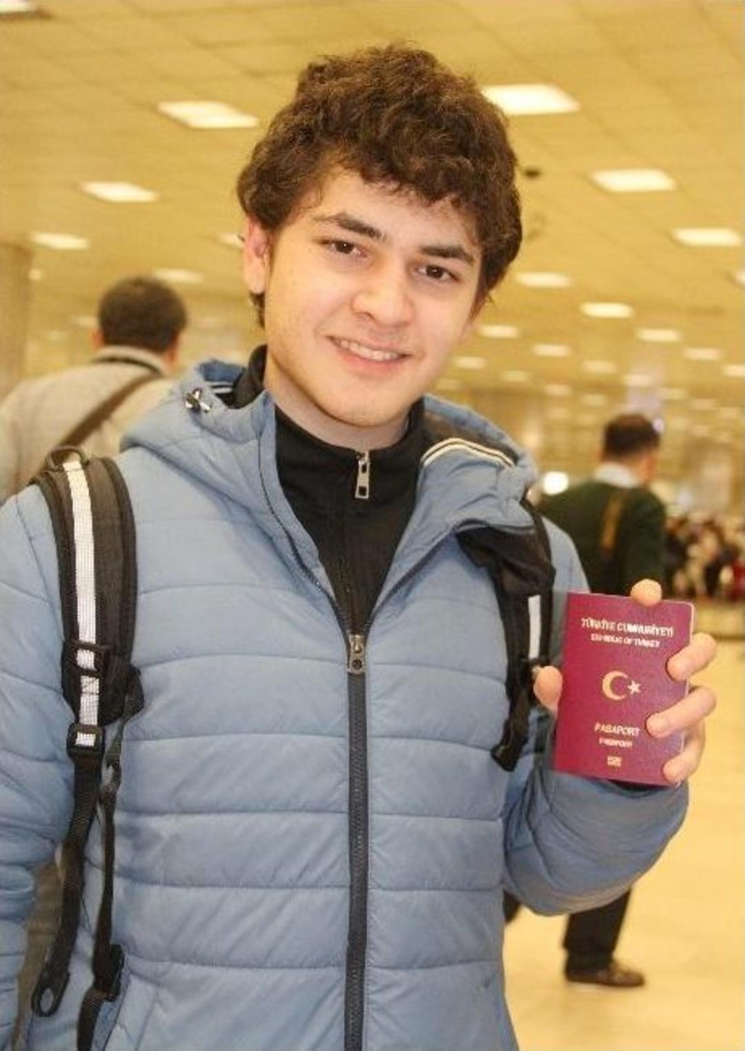 T&uuml;rk Vatandaşı Olan M&uuml;zik Dehası Pasaportuyla Poz Verdi