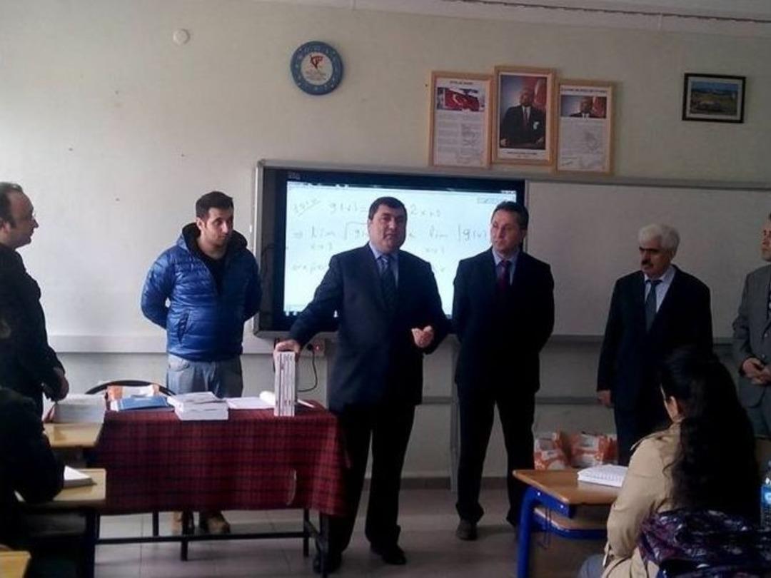 Kaynarca&rsquo;da Lise &Ouml;ğrencilerine Lgs-lys Hazırlık Kitabı Dağıtıldı