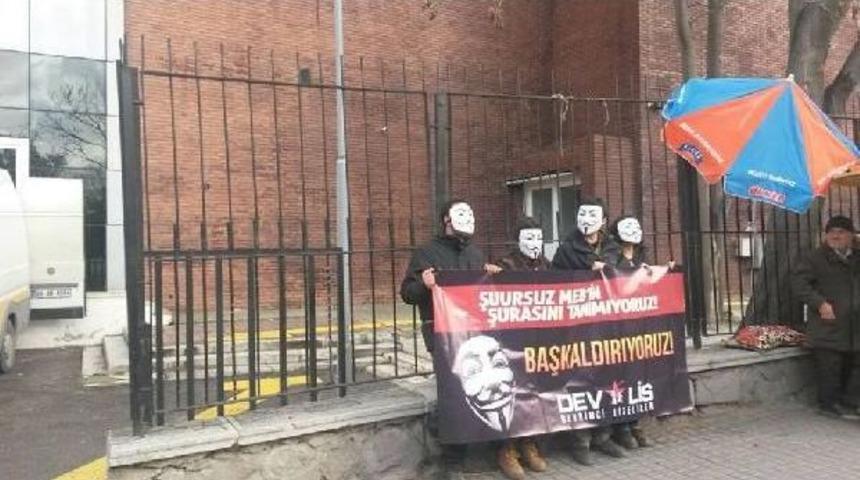 Kendilerini Zincirleyen Maskeli Eylemciler G&ouml;zaltına Alındı