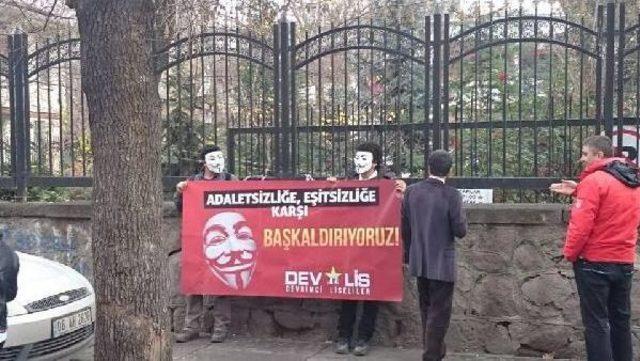 Kendilerini Zincirleyen Maskeli Eylemciler Gözaltına Alındı