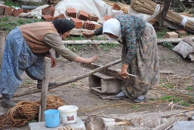 70 Yaşında Hasır Dokumaya Devam Ediyor 1