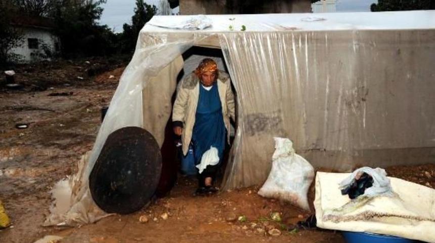 Antalya'da Şiddetli Yağış Yaşamı Fel&ccedil; Etti, Okullar Tatil (5)