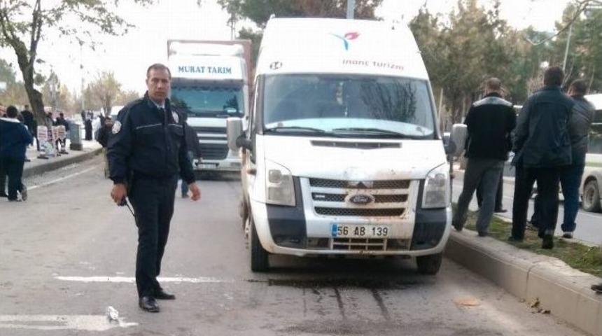 Servis Aracı Yaşlı Bir Kadına &Ccedil;arptı