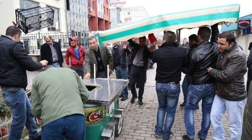 Zabıta Kaldırım İşgaline G&ouml;z A&ccedil;tırmıyor