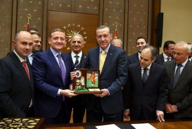 Cumhurbaşkanı Erdoğan, Başakşehir Kulübü Başkanı Gümüşdağ Ve Beraberindekileri Kabul Etti