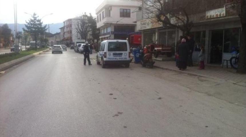 Cep Telefonuna Bakan Bisikletliye Kamyonet &Ccedil;arptı