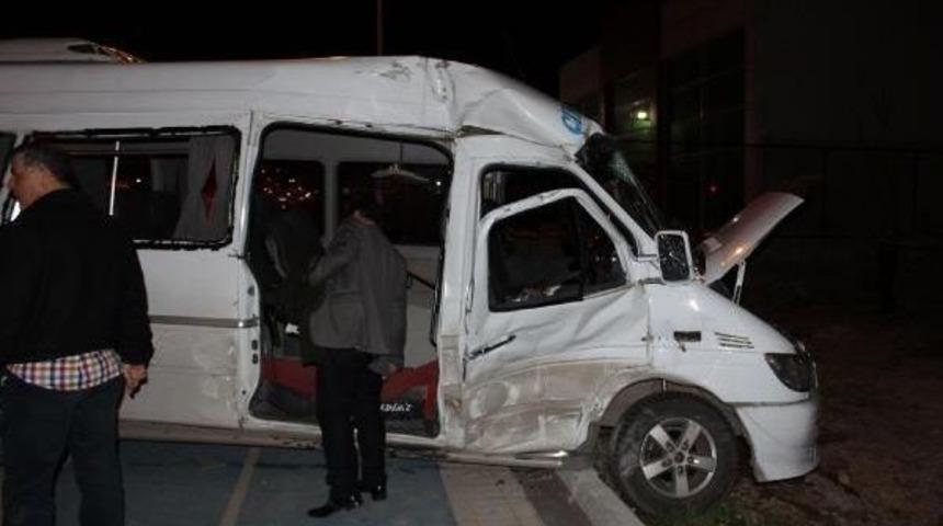Kırmızı Işıkta Bekleyen Minib&uuml;se Tır &Ccedil;arptı: 17 Kişi Yaralandı