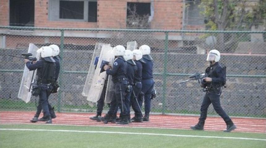 Cizrespor Taraftarları Sahaya Patlayıcı Attı