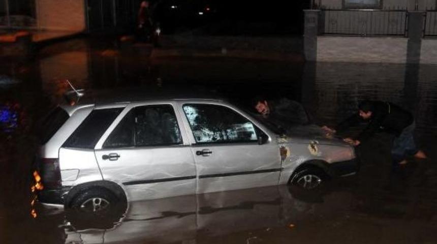 Gaziantep'te Sağanak Yolları G&ouml;le &Ccedil;evirdi, Ara&ccedil;lar Mahsur Kaldı