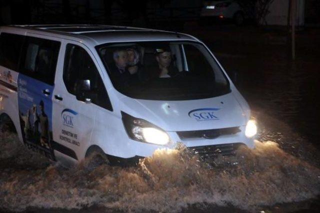 Gaziantep'te Sağanak Yolları Göle Çevirdi, Araçlar Mahsur Kaldı