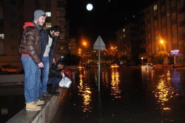 Gaziantep'te Sağanak Yolları Göle Çevirdi, Araçlar Mahsur Kaldı