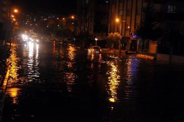 Gaziantep'te Sağanak Yolları Göle Çevirdi, Araçlar Mahsur Kaldı