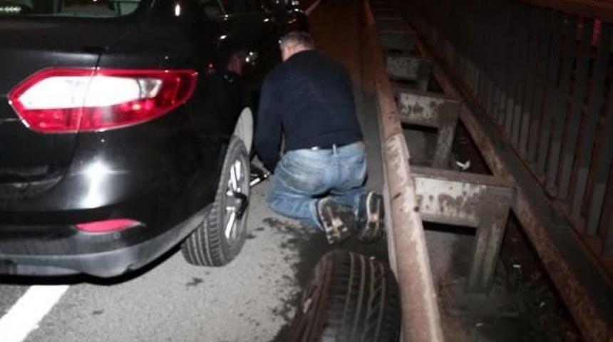 Yola Saçılan Falçatalar Onlarca Aracın Lastiğini Patlattı; Haliç Köprüsü Trafiğe Kapandı- 1