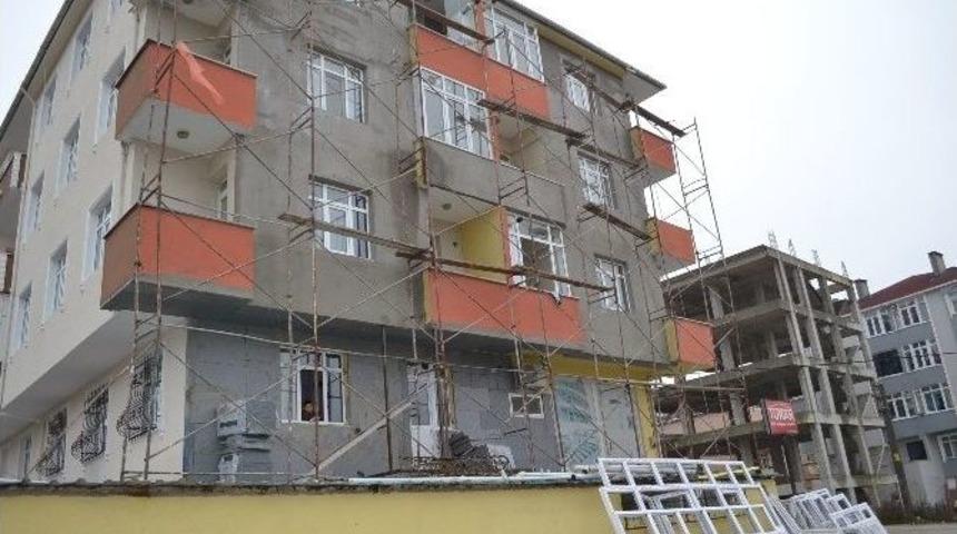 İnşaatın 3. Katından D&uuml;şen İş&ccedil;i Yaralandı