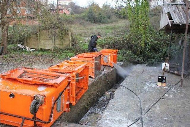 Akçakoca’da Çöp Konteynırları Dezenfekte Ediliyor