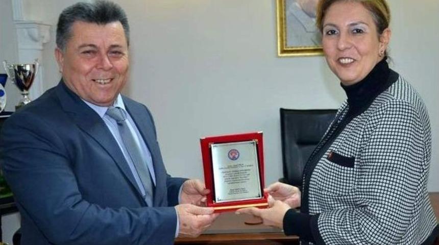 Kız Meslek Lisesinden Zeynel Akın&rsquo;a Teşekk&uuml;r Plaketi