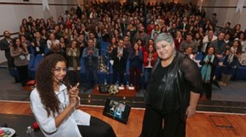 Serra Yılmaz Yaşar &Uuml;niversitesi&rsquo;ndeydi