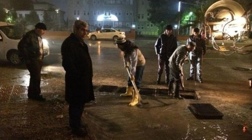 Fen İşleri M&uuml;d&uuml;rl&uuml;ğ&uuml;&rsquo;n&uuml;n Yağmur Mesaisi