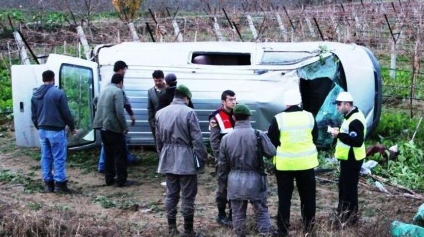 Minib&uuml;s &Uuml;z&uuml;m Bağına Devrildi: Bir &Ouml;l&uuml;, &Uuml;&ccedil; Yaralı