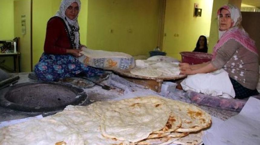 Tandır Ekmeği Pişirip Satıyor