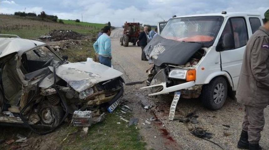 Otomobille Minib&uuml;s Kafa Kafaya &Ccedil;arpıştı: İki Yaralı