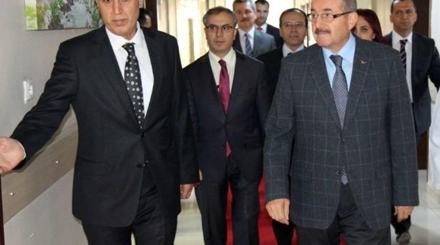 Vali Kocatepe Devlet Hastanesi&rsquo;nde İncelemelerde Bulundu