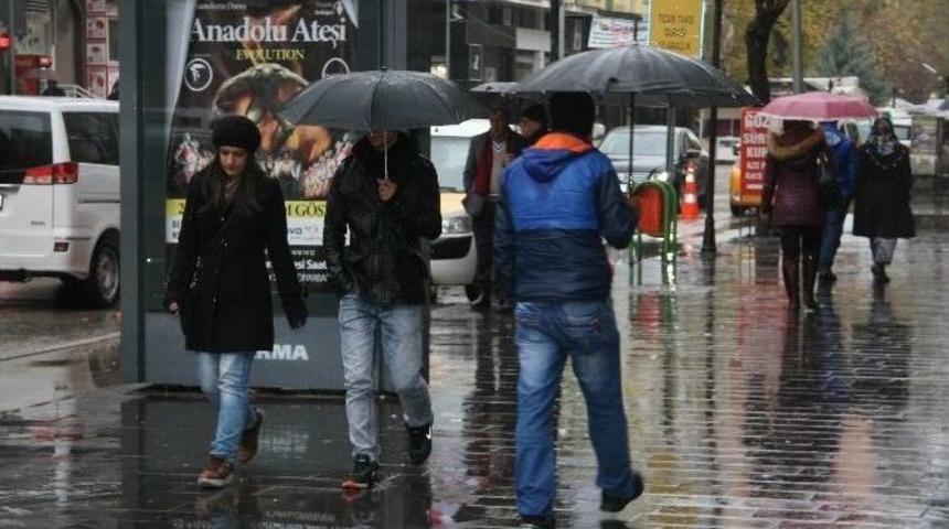 Diyarbakır G&uuml;ne Yağmurla Başladı