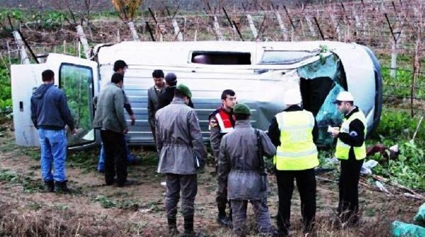 Minib&uuml;s Yoldan &Ccedil;ıkarak Takla Attı: 1 &Ouml;l&uuml;, 3 Yaralı