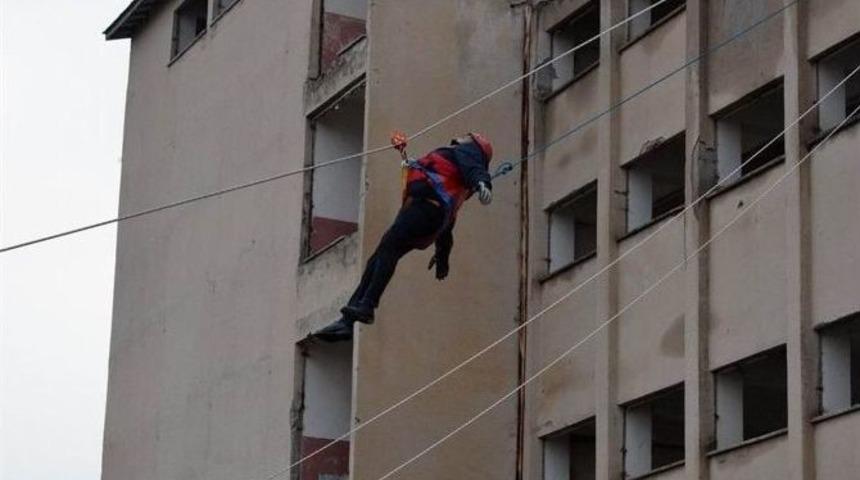 Sivas&rsquo;ta Yaralı Kurtarma Ve Yangın Tatbikatı Nefesleri Kesti