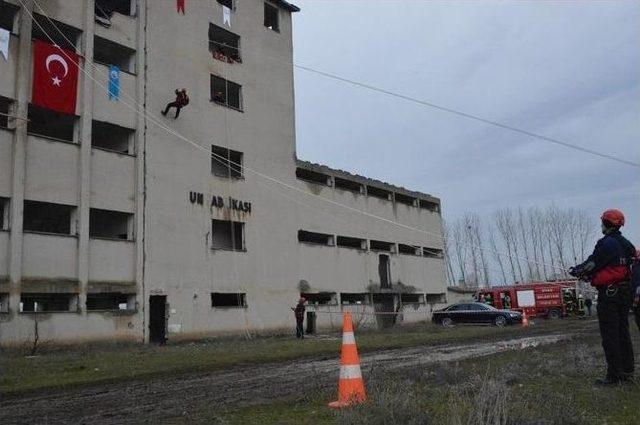 Sivas’ta Yaralı Kurtarma Ve Yangın Tatbikatı Nefesleri Kesti