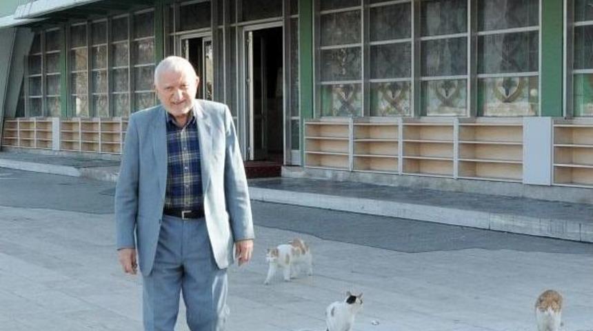 Camiye De Yanından Ayrılmayan Kedilerle Gidiyor