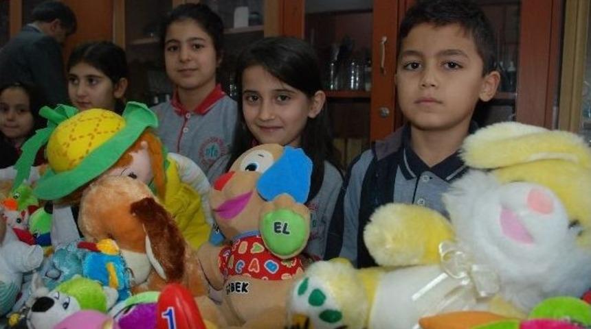 Evlerindeki Oyuncakları Muşlu &Ouml;ğrencilere Hediye Ettiler