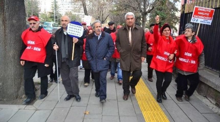 Meclis &Ouml;n&uuml;nde B&uuml;t&ccedil;e Protestosu